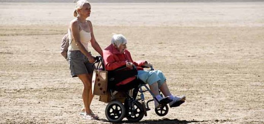 positive-news-assistance-old-parent-elderly