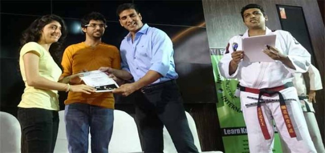 akshay kumar giving certificates to wsdc self defence students