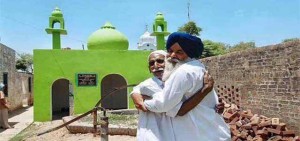 hindus and sikhs repairing mosque